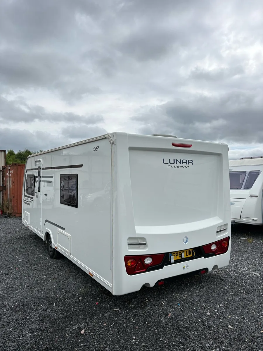 2017 Lunar Clubman 4 Berth Twin Fixed Beds Caravan - Image 4