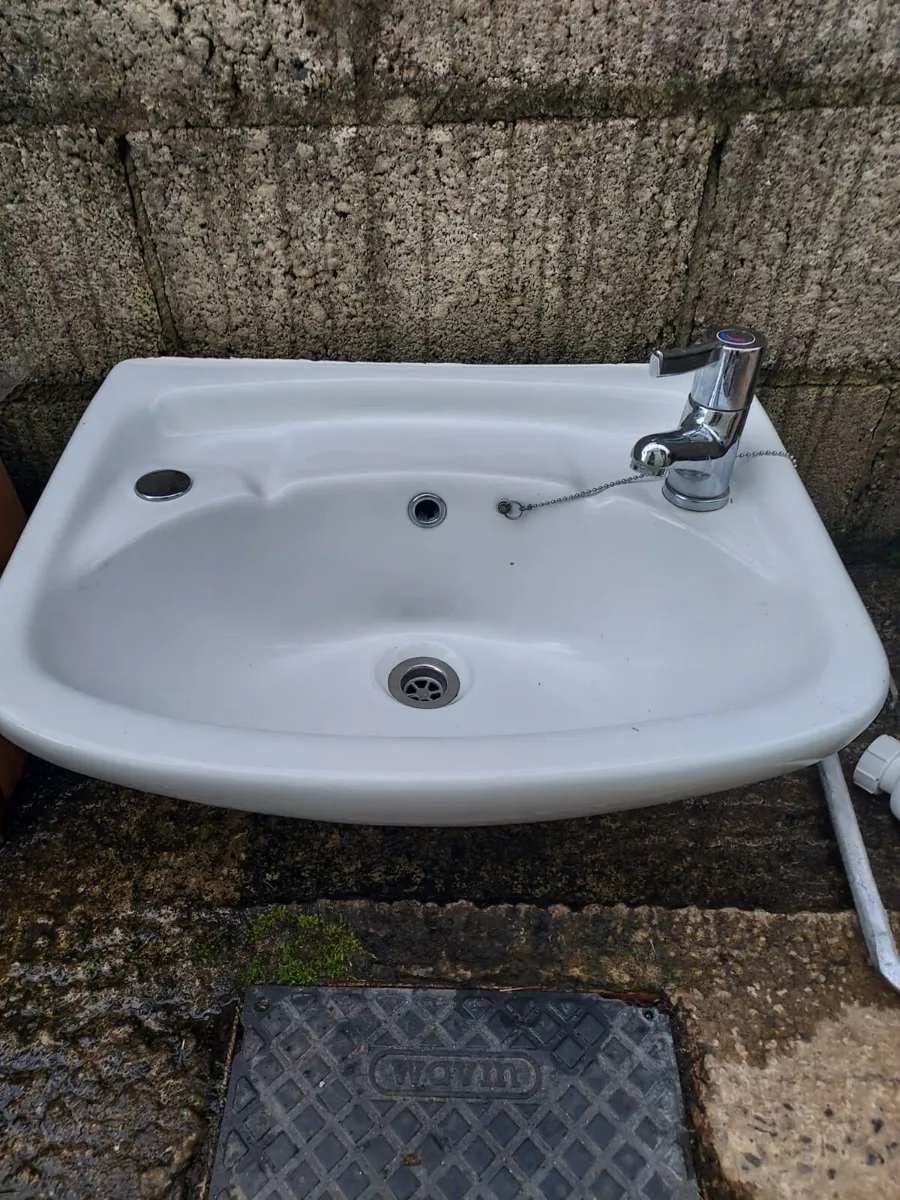 Bathroom sink and mixing tap