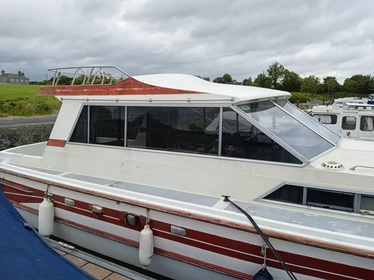 35' Broom Sedan Boat - Image 1