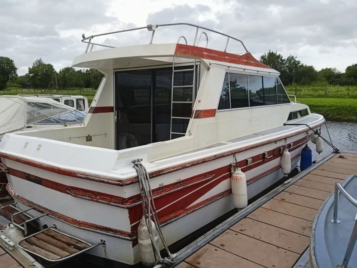 35' Broom Sedan Boat - Image 2
