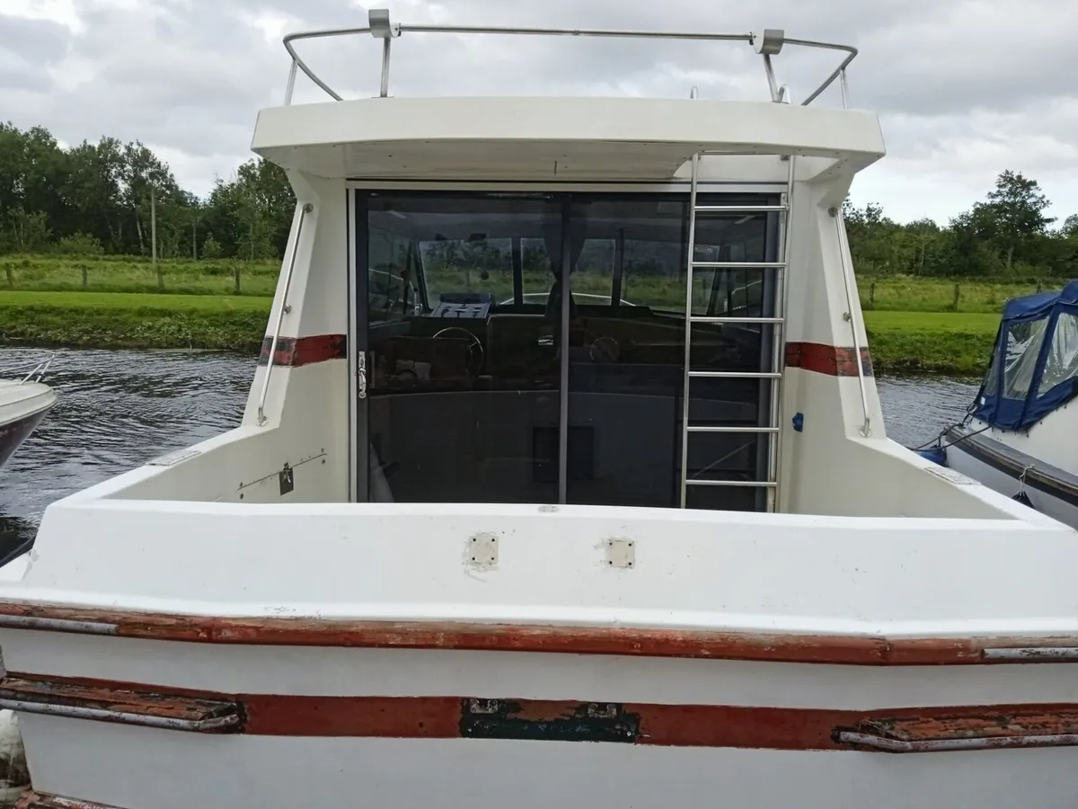 35' Broom Sedan Boat - Image 3