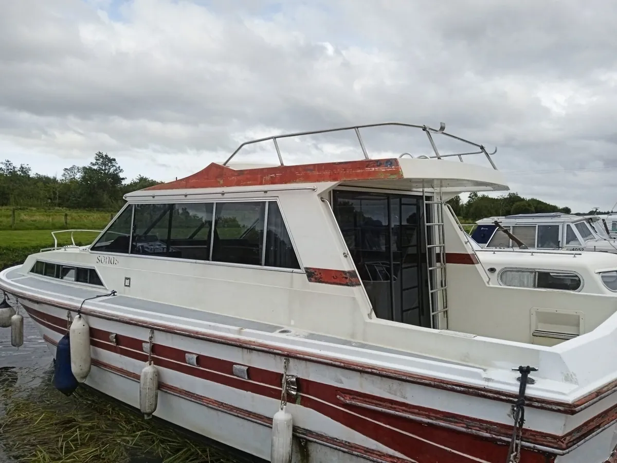 35' Broom Sedan Boat - Image 4