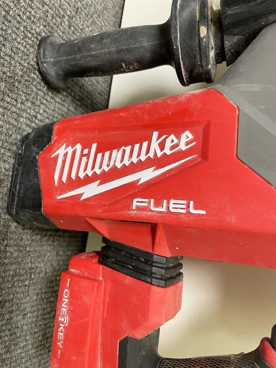 Milwaukee M18 18V Cordless Brushless Hammer Drill - Image 2