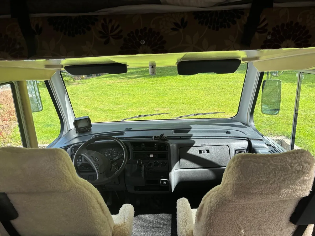 A class 1999 motorhome - Image 4