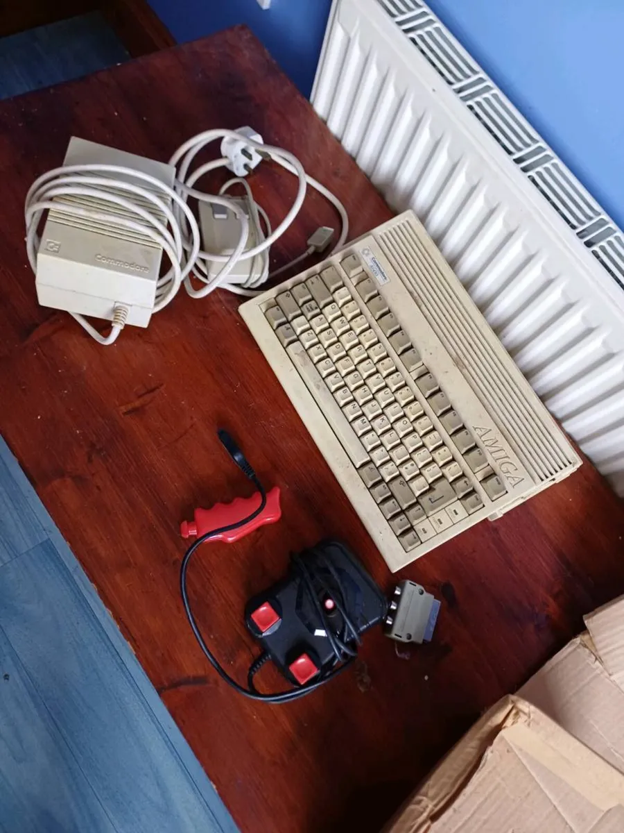Amiga Commodore A600 with 37 games - Image 1
