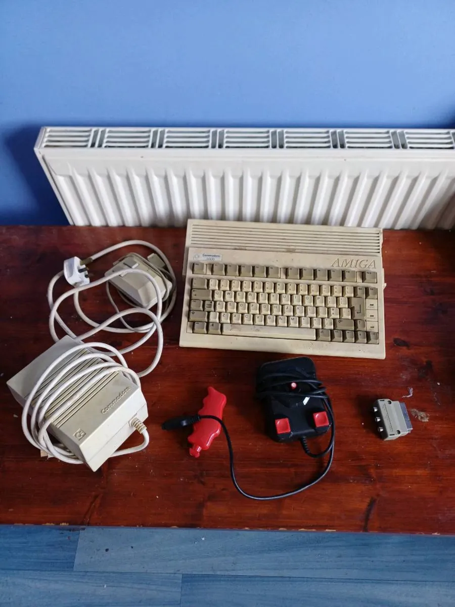 Amiga Commodore A600 with 37 games - Image 2