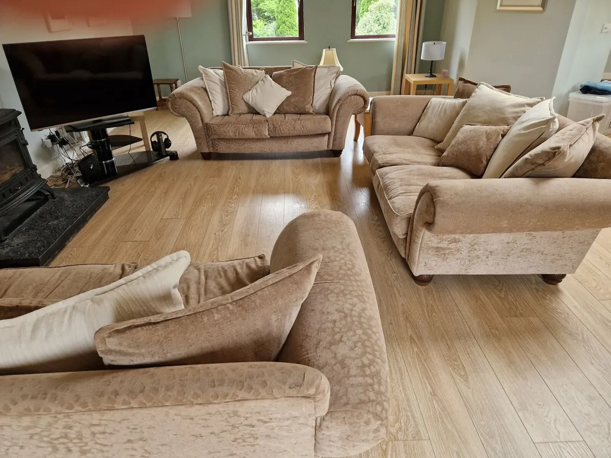 LIVING ROOM SUITE - Image 3