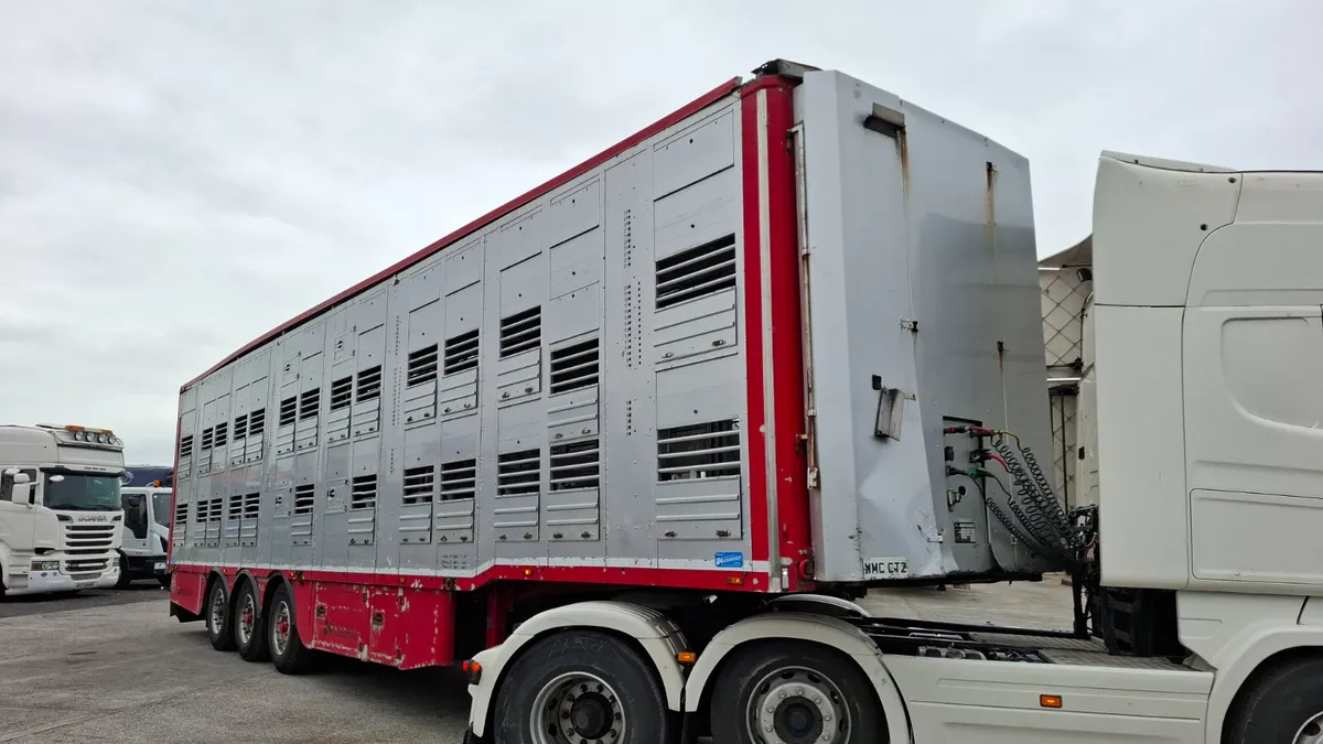 2007 Michletto Live Stock Trailer, 3 Deck ,3 Axle - Image 1