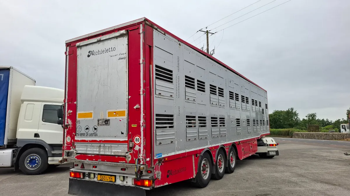 2007 Michletto Live Stock Trailer, 3 Deck ,3 Axle - Image 4