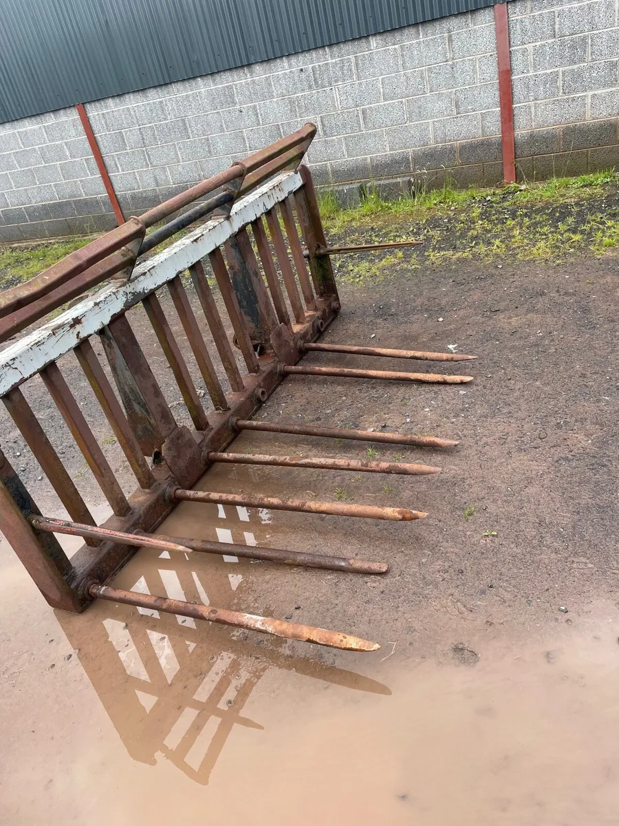 Buckrake JCB brackets - Image 2