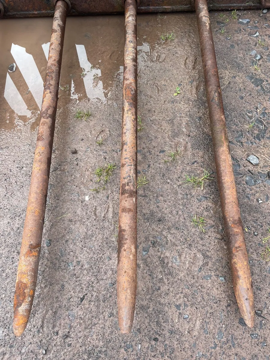 Buckrake JCB brackets - Image 3