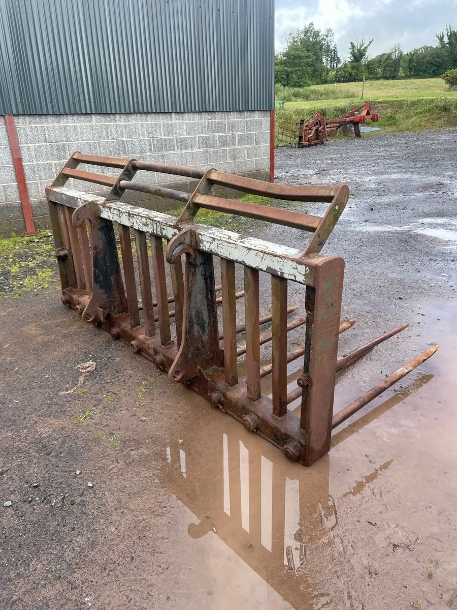 Buckrake JCB brackets - Image 1