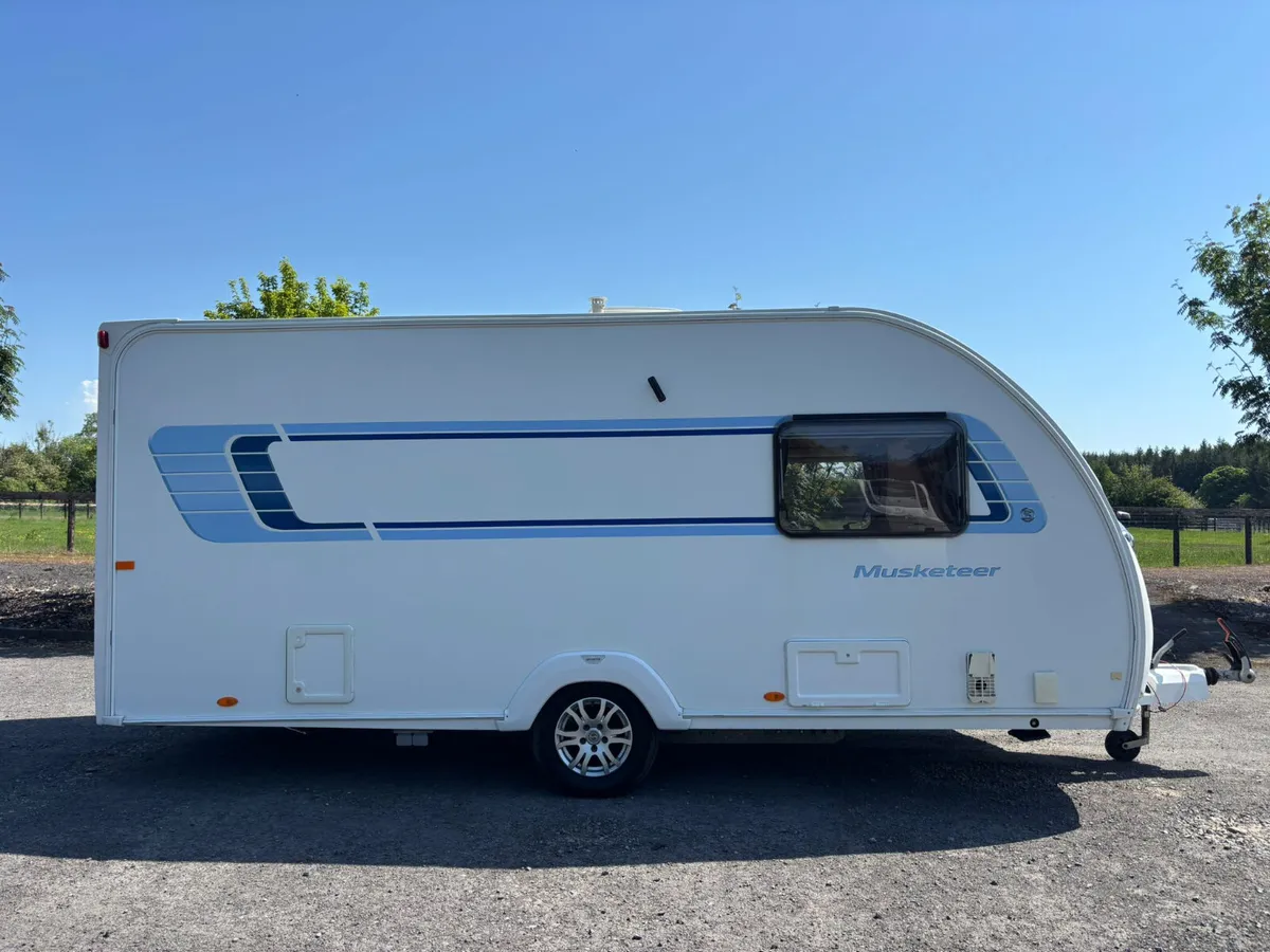 Sprite Muskateer 5 Berth Caravan - Image 1