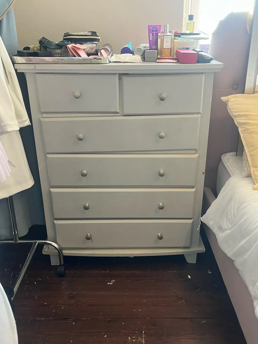 Chest of drawers