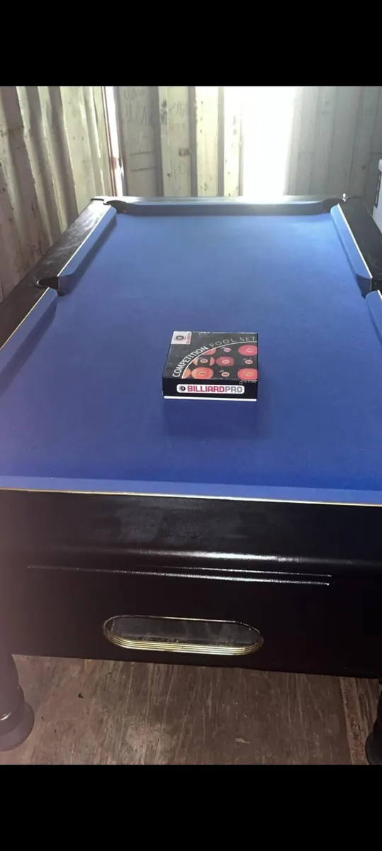 Pool table - Image 1