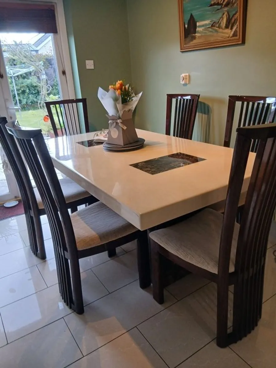 Table and chairs - Image 1