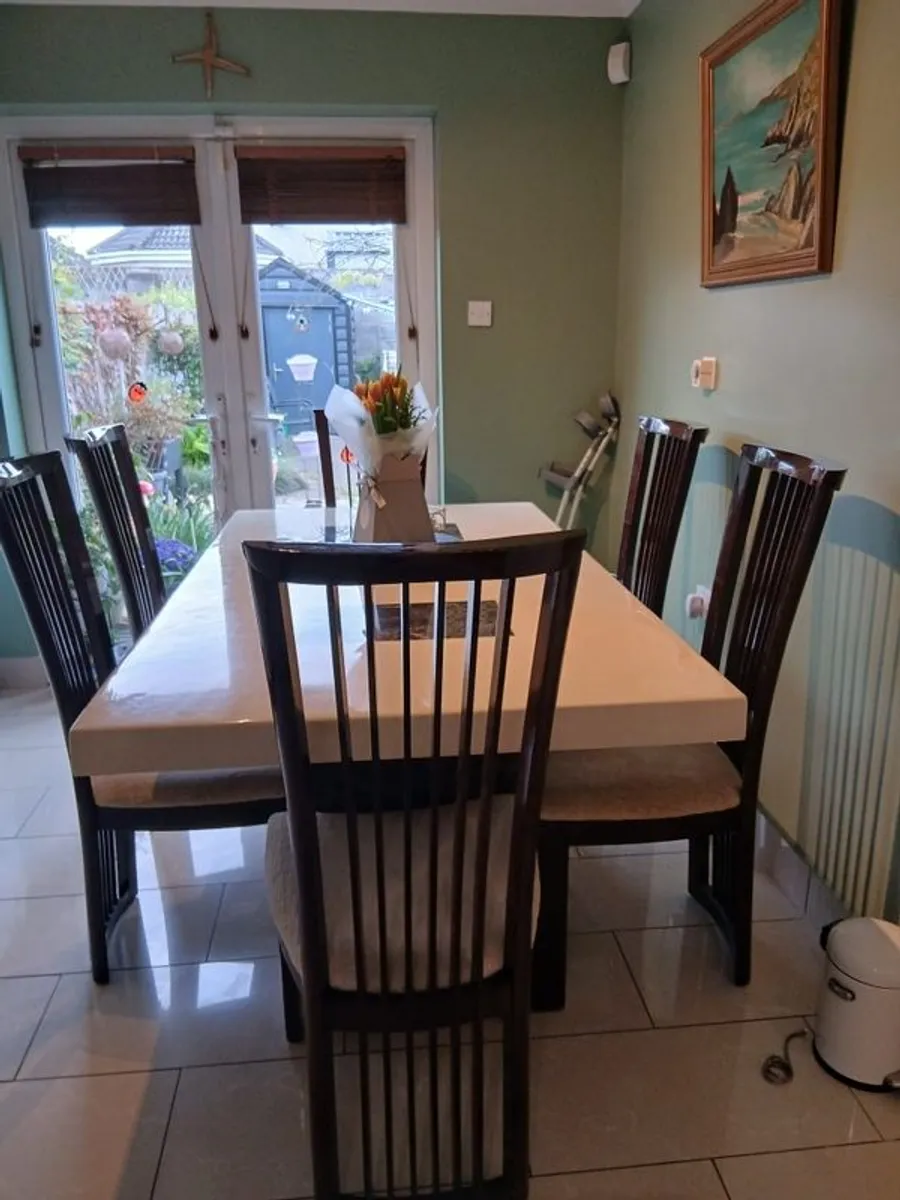 Table and chairs - Image 2