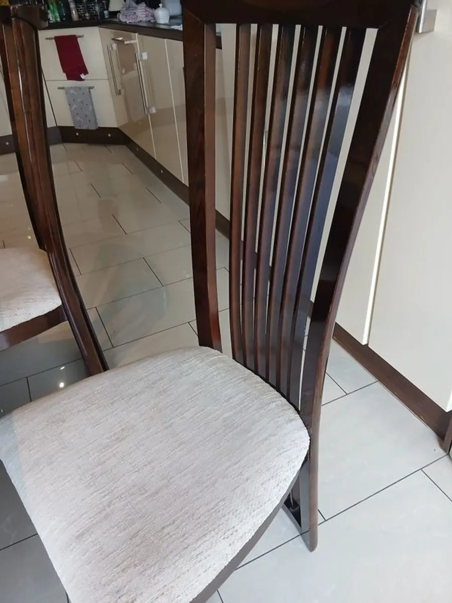 Table and chairs - Image 3