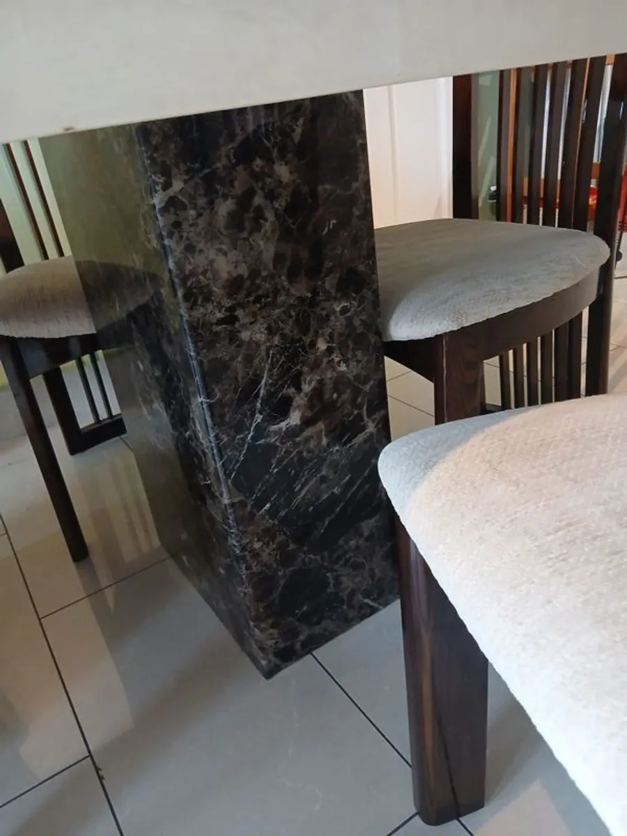 Table and chairs - Image 4