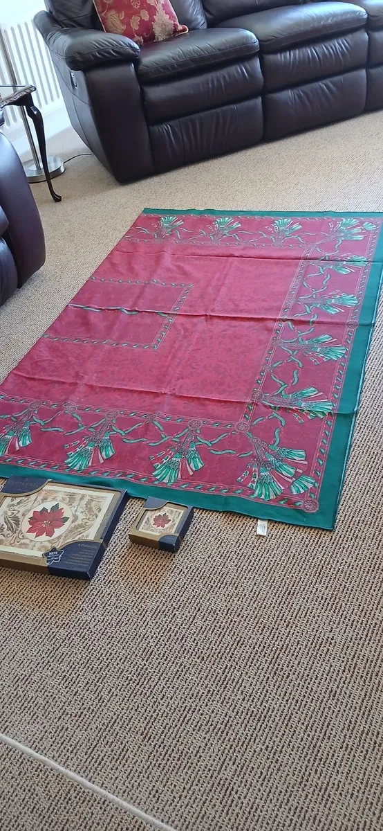 CHRISTMAS  TABLECLOTH & PLACE MATS - Image 1