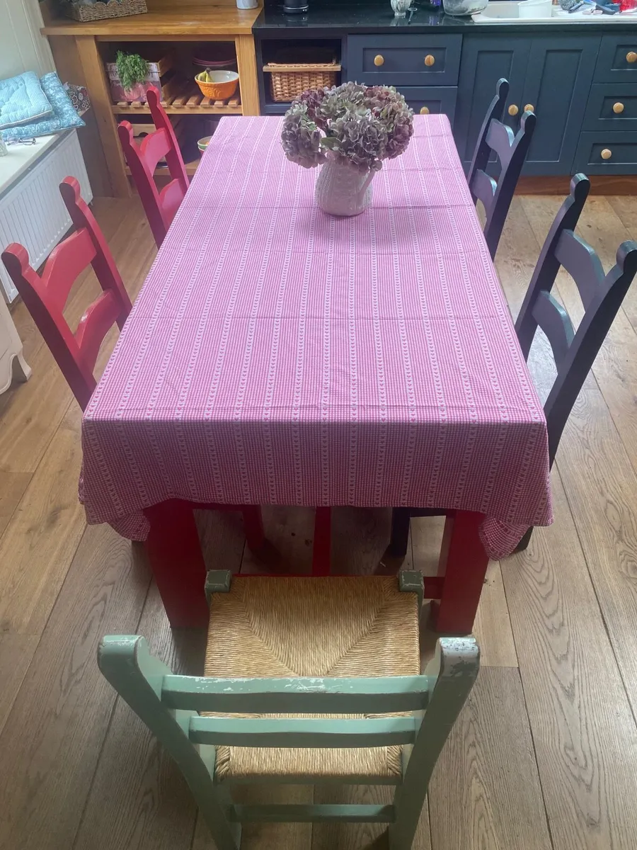 Kitchen table and chairs - Image 1