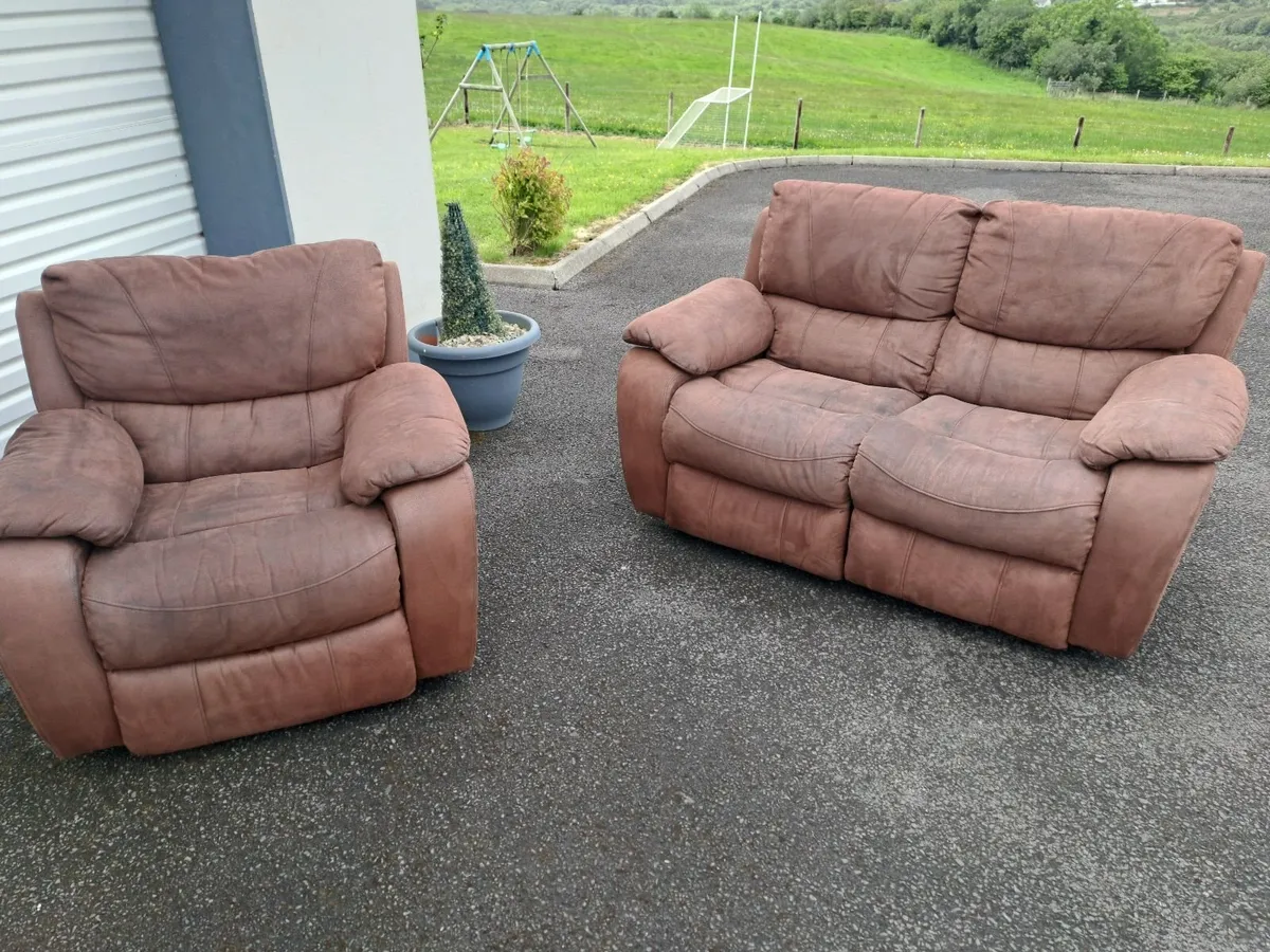 **FREE**1 & 2 Seater Recliner Chairs - Image 4
