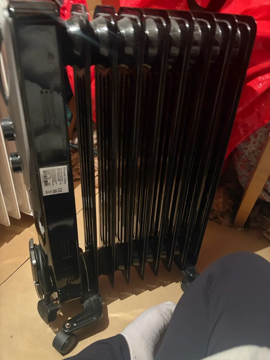 Russell Hobbs 9 fin oil filled radiator - Image 1
