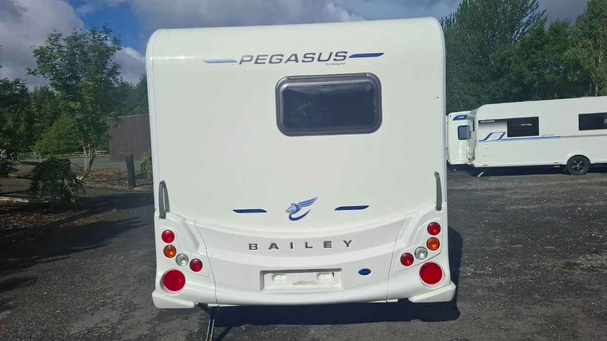 Bailey Pegasus  GT70 Modena Island Bed - Image 4
