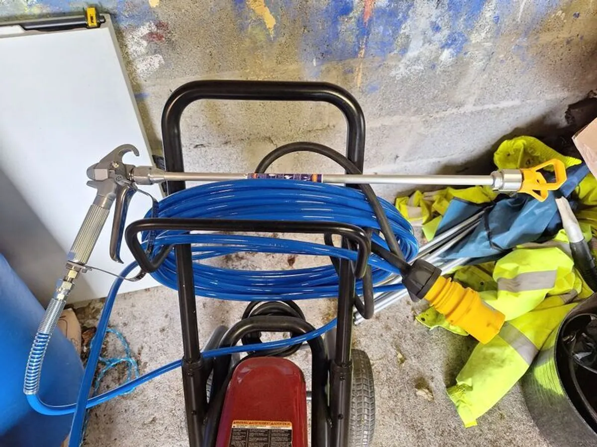 Titan airless paint sprayer - Image 3