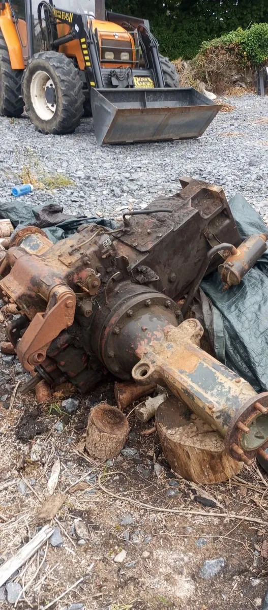 Parts for a fiat 880 4 wheel drive tractor - Image 3