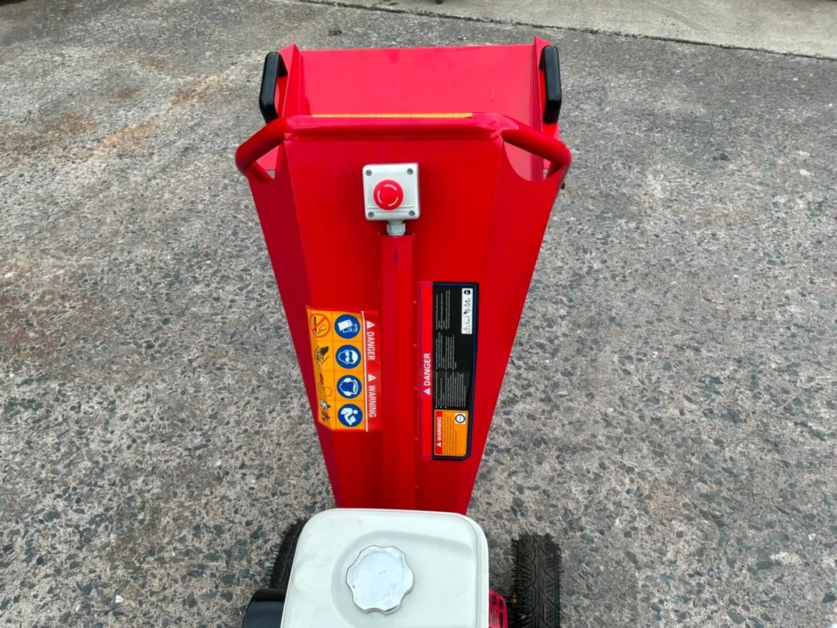 New / unused Honda garden shredder / wood chipper. - Image 2