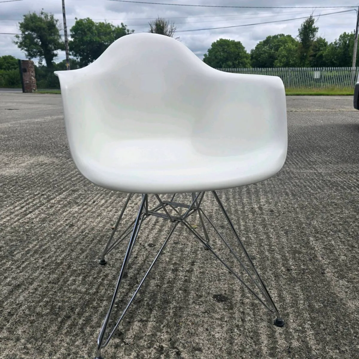 Eames fiberglass Armchair DAR x 1 - Image 1