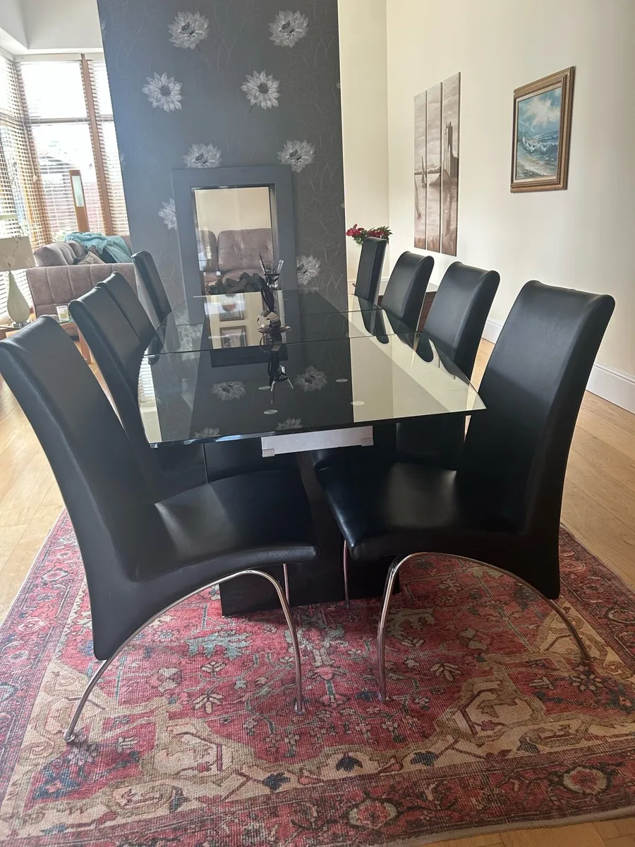 Dining room table and 6 chairs - Image 1