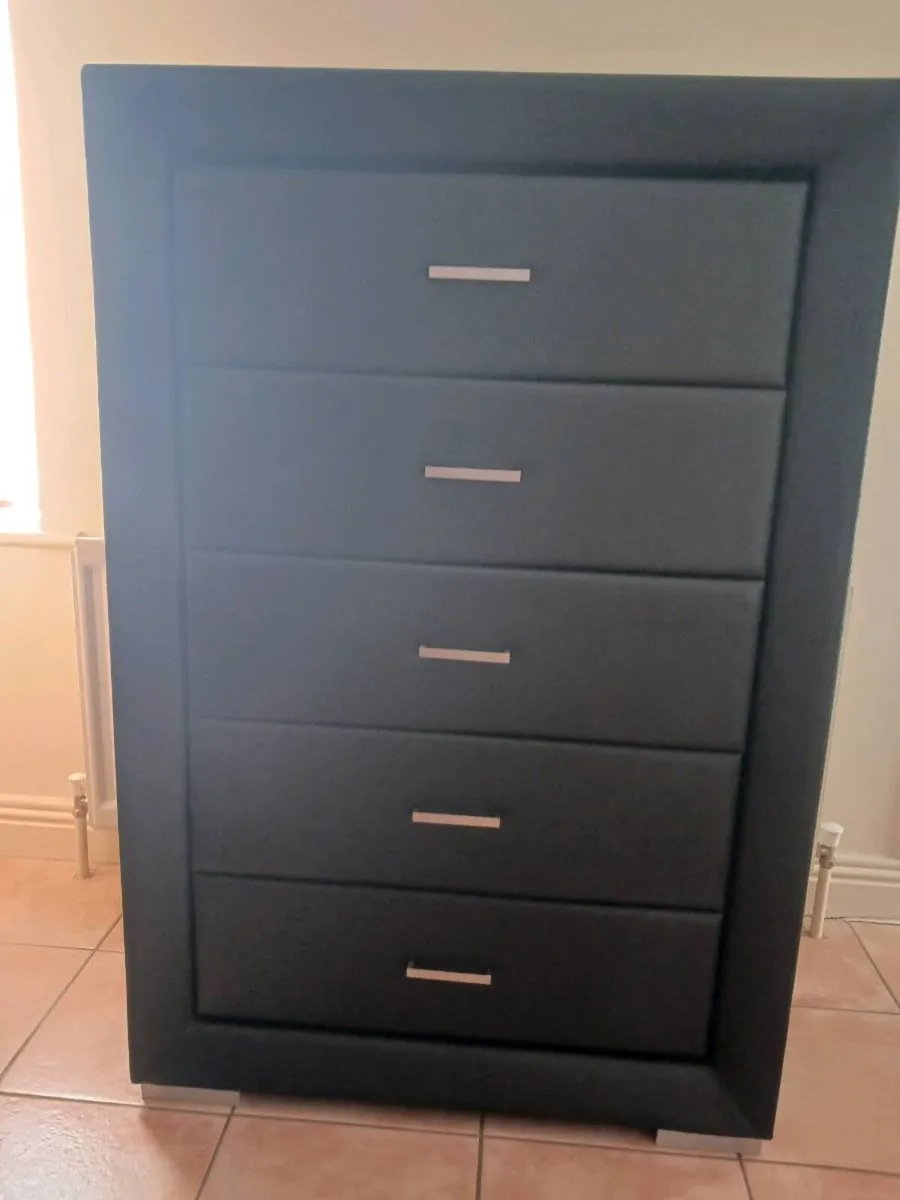 Chest of drawers and bedside lockers - Image 1
