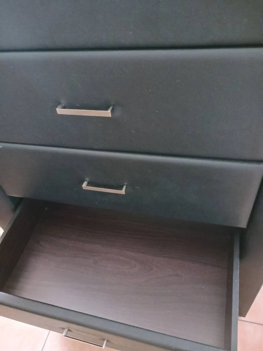 Chest of drawers and bedside lockers - Image 2