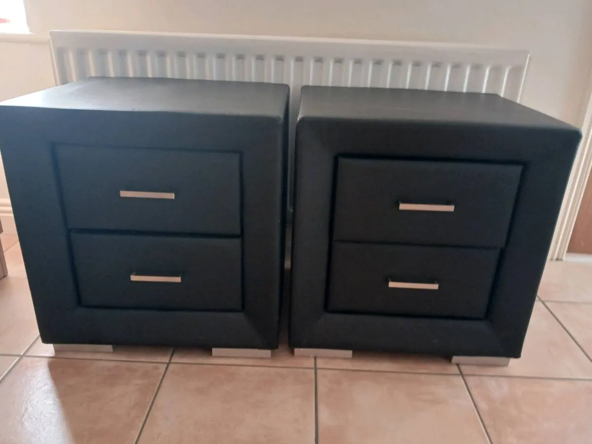 Chest of drawers and bedside lockers - Image 3