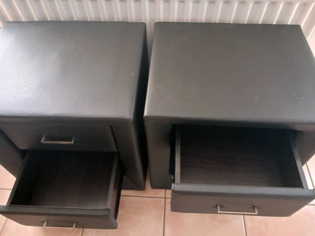 Chest of drawers and bedside lockers - Image 4