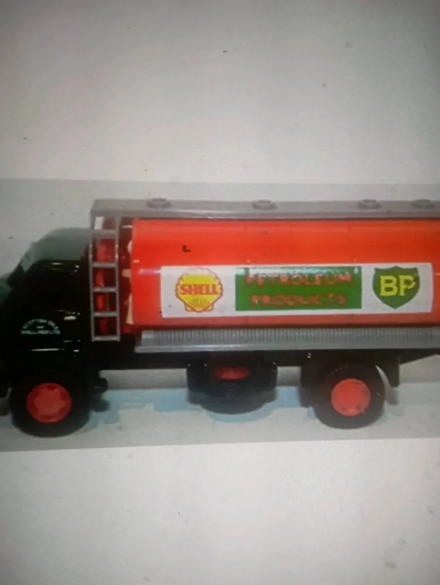 VANNGUARDS BEDFIRD'SS TYPE TANKER DIE-CAST TRUCK. - Image 3