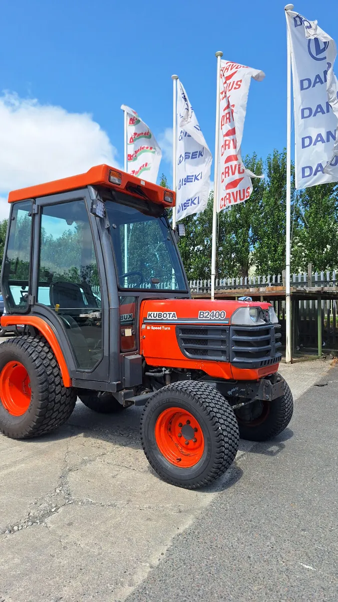 Kubota B2400 compact tractor - Image 1