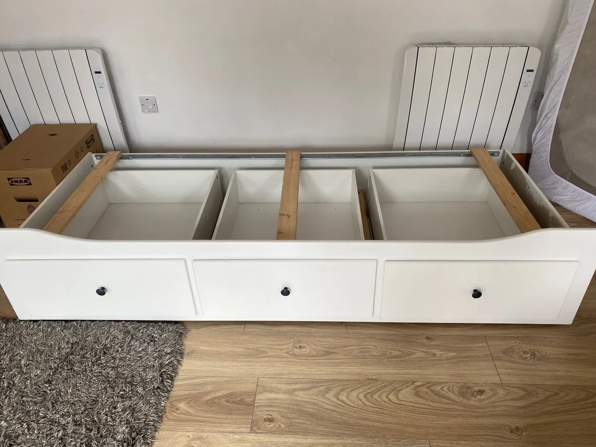 Bed - Image 1
