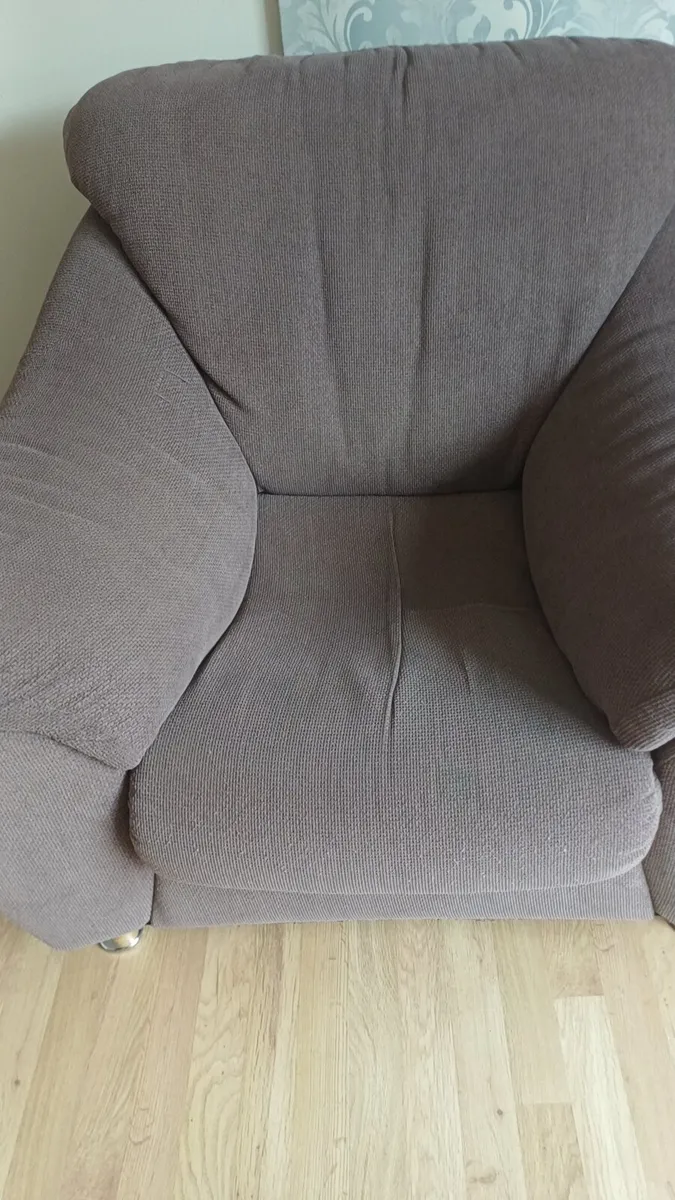 Arm chair plus curtains - Image 1