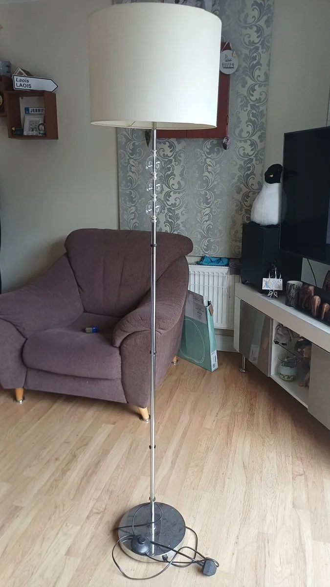 Arm chair plus curtains - Image 3