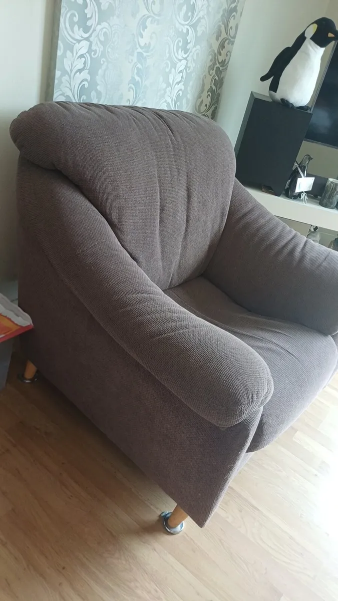 Arm chair plus curtains - Image 4