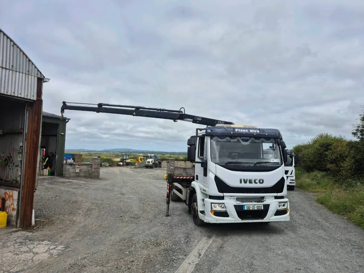 Iveco hookloader and crane - Image 2