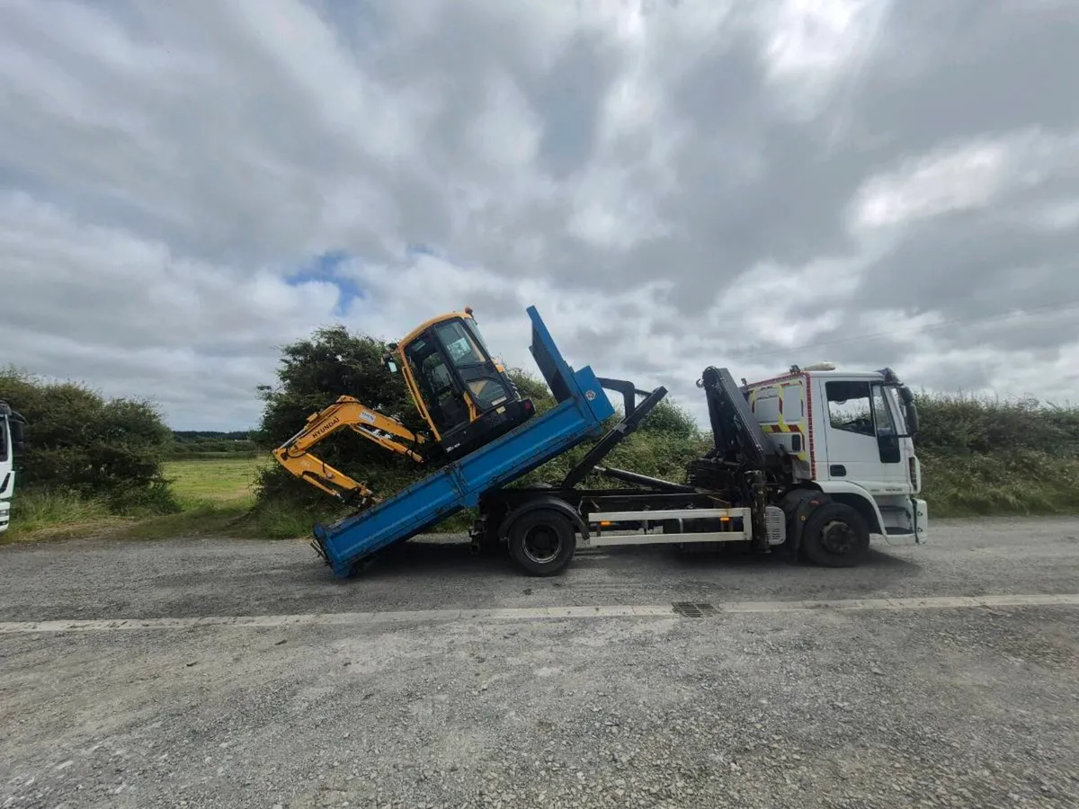 Iveco hookloader and crane - Image 1