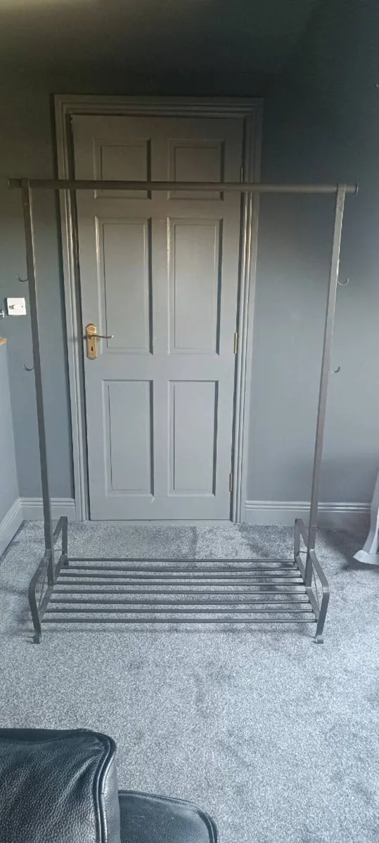 Clothes rail