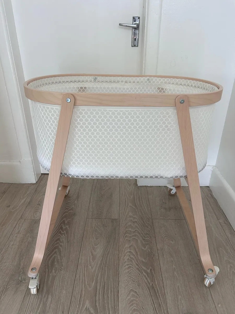 Baby basinet on wheels - Image 1