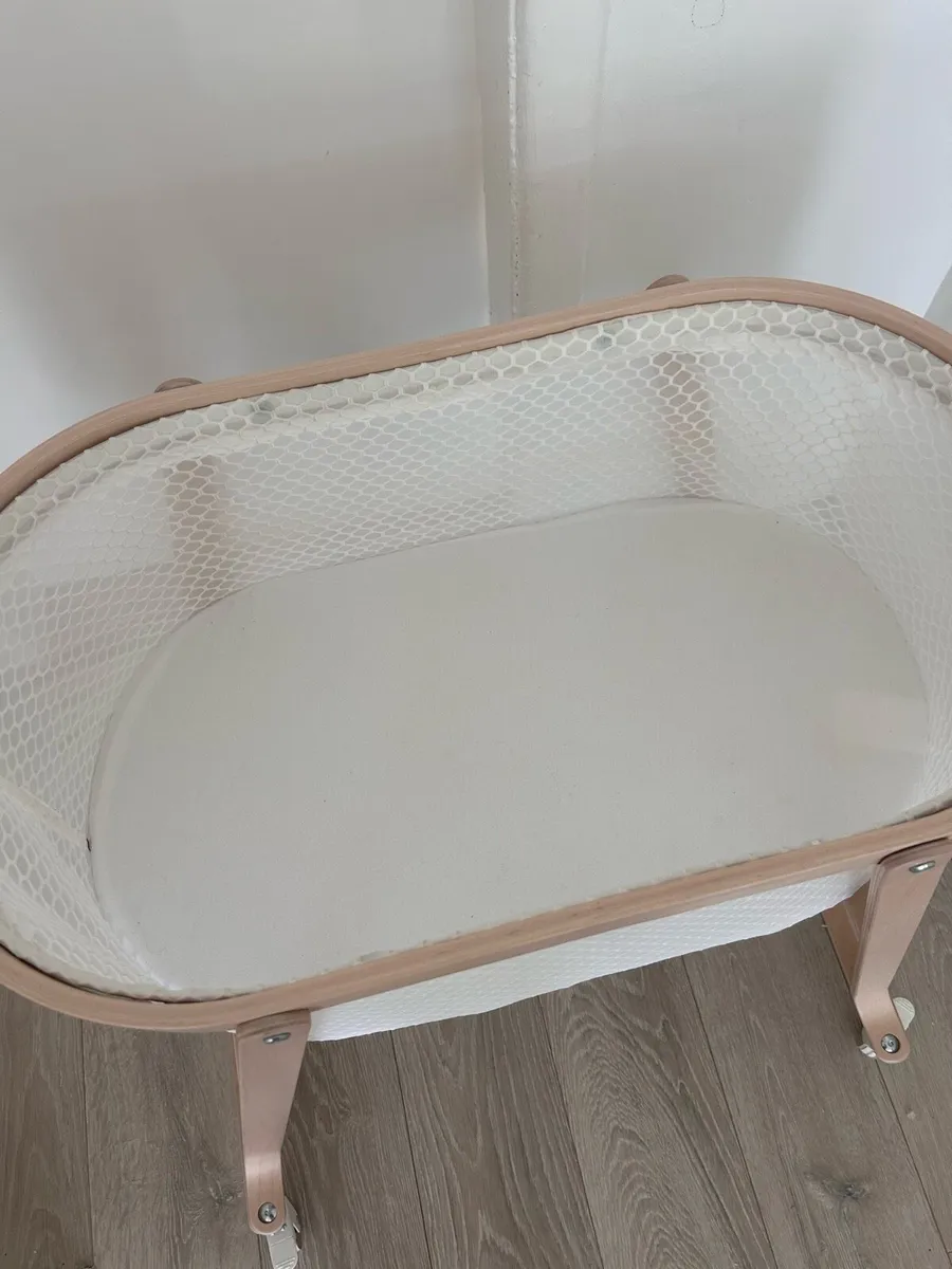 Baby basinet on wheels - Image 2