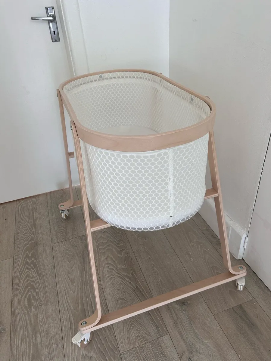 Baby basinet on wheels - Image 3