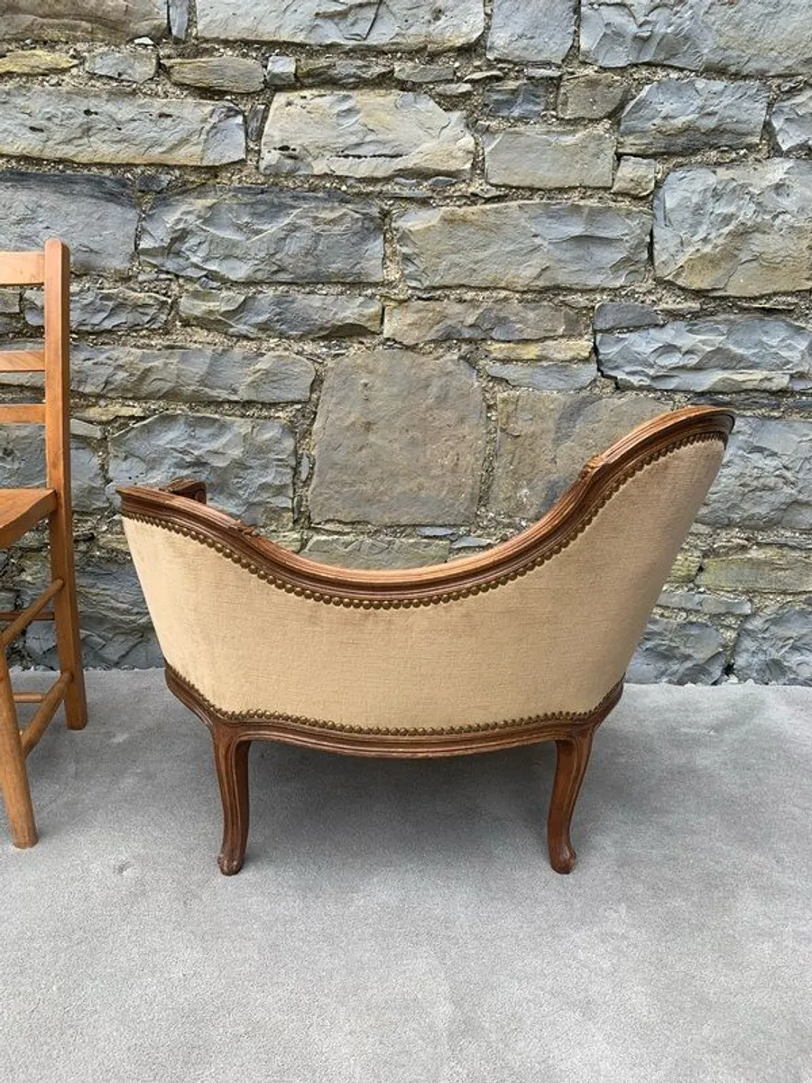 Victorian walnut Childs Conversation Sofa. - Image 4